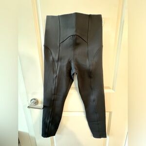 Fashion nova sport skinny workout leggings with cute detailing. Size large.